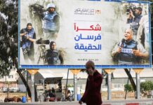Ein Plakat mit Bildern von Journalisten, die über den Konflikt mit Israel berichten, in Gaza-Stadt am 17. Mai 2023. Foto IMAGO / APAimages