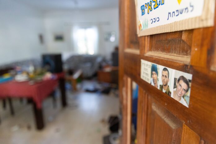 Hauseingang im Kibbutz Nir Oz nach den Terrorangriffen der Hamas am 7. Oktober 2023. Foto IMAGO / Nir Keidar