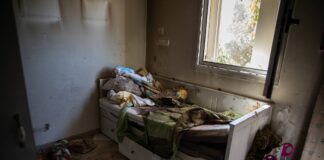 Eine blutgetränkte Matratze und Laken liegen auf dem Bett des Kinderschlafzimmers in einem Haus im Kibbutz Beeri. Foto IMAGO / ABACAPRESS