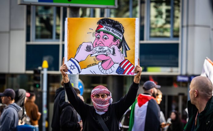 Mehrere tausend Personen nahmen am 28. Oktober 2023 in Zürich an einer Pro-Palästina Demonstration teil. Es wurden antisemitische Parolen und Gewaltaufrufe geäussert. Foto IMAGO / dieBildmanufaktur