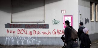 Graffiti "Free Palestine Von Berlin bis nach Gaza" auf einer Wand auf der Sonnenallee im Stadtteil Neukoelln Berlin. Foto IMAGO / IPON
