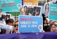 Französische Jüdinnen haben eine feministische Demonstration in Paris gestürmt, um ihr Schweigen gegenüber den weiblichen Opfern der Hamas während des Terroranschlags vom 7. Oktober in Israel zu verurteilen. 25. November 2023, Foto IMAGO / UPI Photo