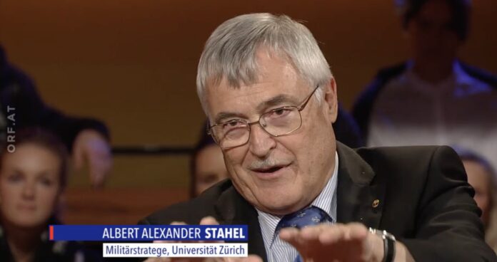 Albert Alexander Stahel, während einer ORF-Diskussionssendung, bei der sich Stahel abschätzig über Bundesrat Ueli Maurer geäussert hat. Foto Screenshot ORF.at