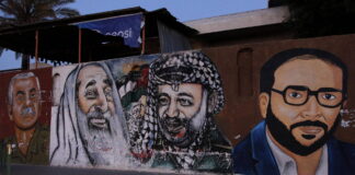 Der verstorbene Gründer der Volksfront für die Befreiung Palästinas (PFLP) George Habash, der verstorbene Führer der Hamas, Scheich Ahmed Jassin, der verstorbene Palästinenserführer Jassir Arafat und der verstorbene Führer des Palästinensischen Islamischen Dschihad, Fathi Shaqaqi, Graffiti in Gaza-Stadt. Foto IMAGO / ZUMA Press