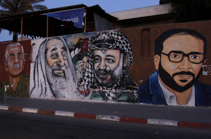 Der verstorbene Gründer der Volksfront für die Befreiung Palästinas (PFLP) George Habash, der verstorbene Führer der Hamas, Scheich Ahmed Jassin, der verstorbene Palästinenserführer Jassir Arafat und der verstorbene Führer des Palästinensischen Islamischen Dschihad, Fathi Shaqaqi, Graffiti in Gaza-Stadt. Foto IMAGO / ZUMA Press
