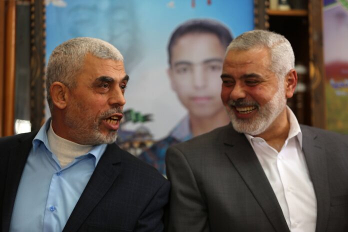 Der ranghohe Hamas-Führer Ismail Haniya und der Führer der Hamas im Gazastreifen, Yahya Sinwar in Gaza-Stadt am 22. März 2017. Foto IMAGO / ZUMA Press