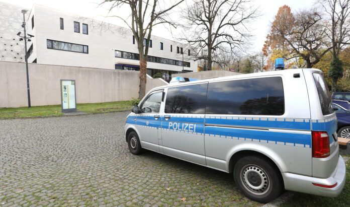 Polizeifahrzeug am Freitag, den 25.November 2022 vor der Neuen Synagoge Bochum. Foto IMAGO/Frank Oppitz / FUNKE Foto Services