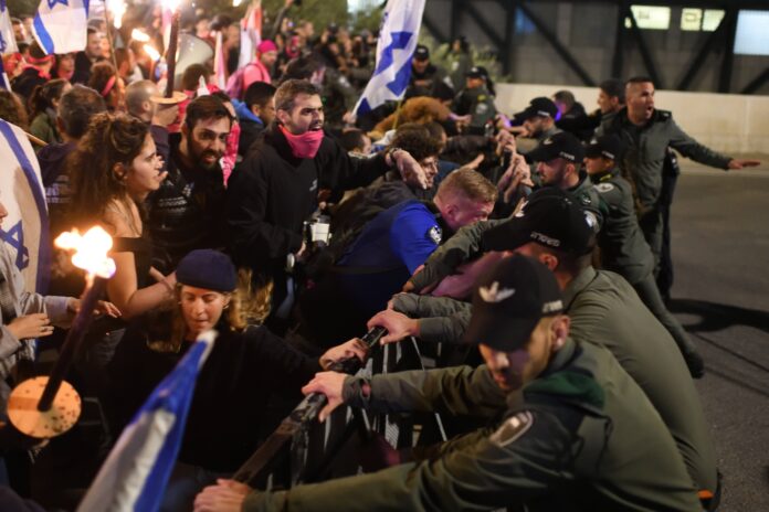 Israelische Demonstranten konfrontieren die israelische Polizei während einer Kundgebung gegen die israelischen Regierung in Tel Aviv am 25. Februar 2023. Foto IMAGO / NurPhoto