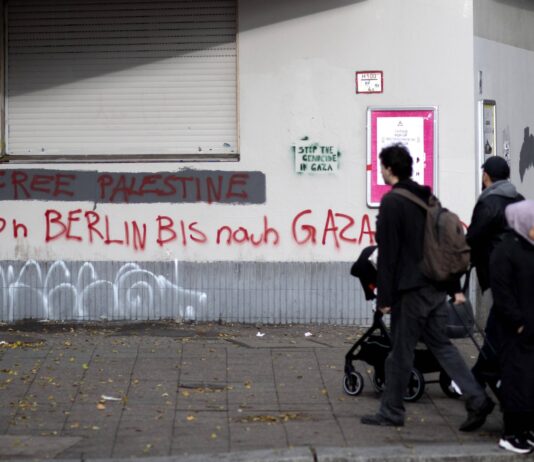 Symbolbild. Graffiti "Free Palestine von Berlin bis nach Gaza" und "Stop the Genocide in Gaza" auf einer Wand auf der Sonnenallee im Stadtteil Neukoelln Berlin. Foto IMAGO / IPON