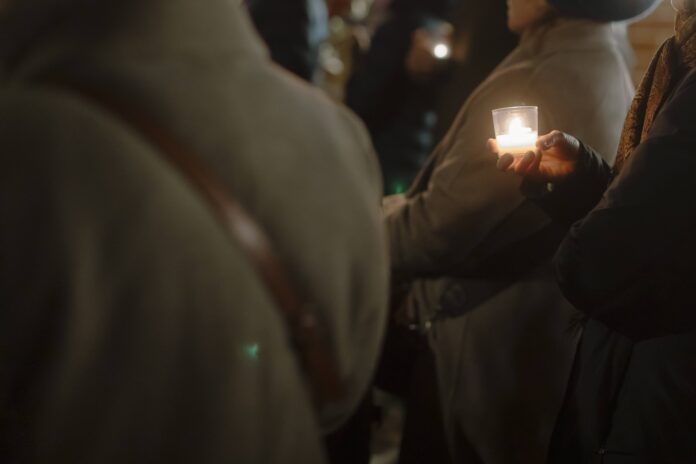 Friedenauer Lichterkette gegen Antisemitismus, Symbolbild. Foto IMAGO / A. Friedrichs