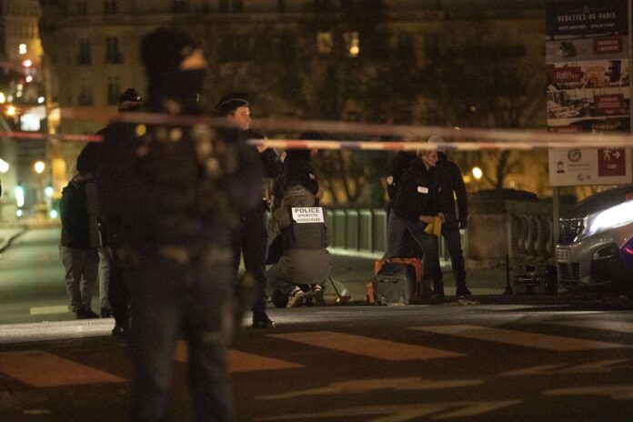 Ein Toter und zwei Verletzte nach der Attacke von Iman Rajabpour-Miyandoab auf Touristen in der Nähe des Eiffelturms in Paris am 03.12.2023. Foto IMAGO / ABACAPRESS