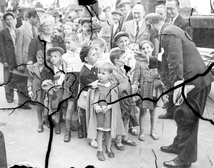 Das erste Kontingent polnischer Flüchtlingskinder von der polnisch-deutschen Grenze geht an der Mark Brown's Wharf, Tooley Street, London, von Bord der SS Warszawa. Die Flüchtlingskinder erhalten bei ihrer Ankunft Anweisungen von einem Behördenvertreter. London, 29. August 1939. Foto IMAGO / United Archives International