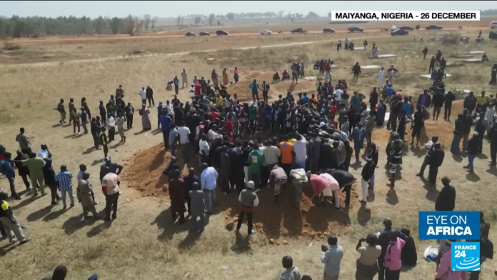 Überlebende bestatten die Toten in Nigeria. Foto Screenshot Youtube / FRANCE 24 English