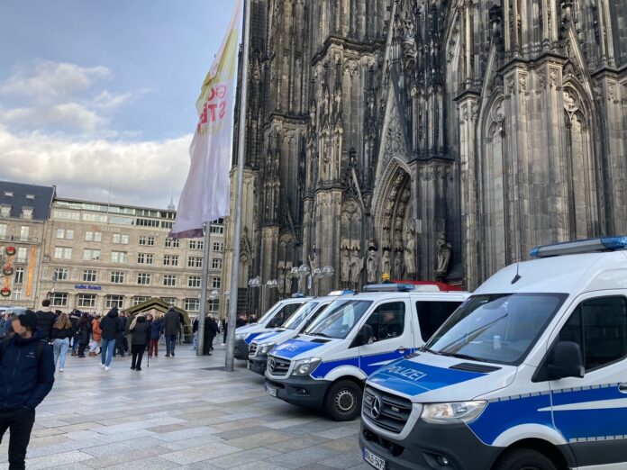 Polizeiaufgebot vor dem Dom-Eingang in Köln. Foto Moritz Pieczewski-Freimuth, 28.12.2023