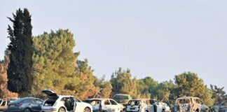 Verlassene Autos auf dem Gelände des Musikfestivals in der Nähe des Kibbuz Be'eri im Süden Israels, wo die Terrororganisation Hamas am 7. Oktober 2023 ein Massaker verübte. Foto IMAGO / Kyodo News