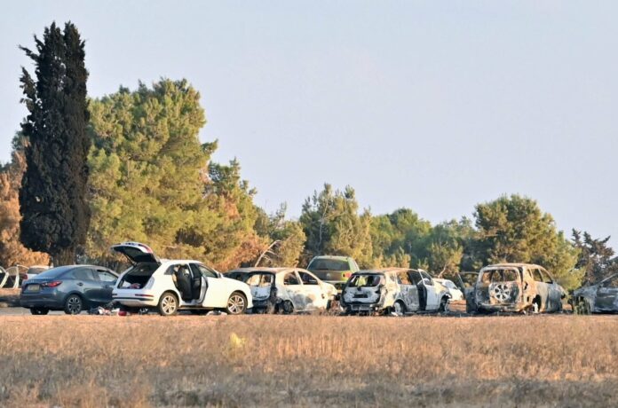 Verlassene Autos auf dem Gelände des Musikfestivals in der Nähe des Kibbuz Be'eri im Süden Israels, wo die Terrororganisation Hamas am 7. Oktober 2023 ein Massaker verübte. Foto IMAGO / Kyodo News