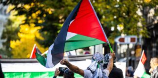 Mehrere tausend Personen nahmen am 28.10.2023 in Zürich an einer Pro-Palästina Demonstration teil. Es wurden antisemitische Parolen und Gewaltaufrufe geäussert. Foto IMAGO / dieBildmanufaktur