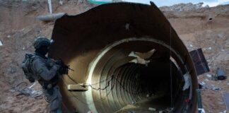 Dieses von den Israelischen Verteidigungsstreitkräften (IDF) am 17. Dezember 2023 veröffentlichte Foto zeigt israelische Soldaten bei der Untersuchung eines grossen unterirdischen Hamas-Tunnelsystems, das im Gazastreifen entdeckt wurde. Foto IMAGO / Xinhua
