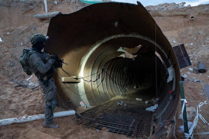 Dieses von den Israelischen Verteidigungsstreitkräften (IDF) am 17. Dezember 2023 veröffentlichte Foto zeigt israelische Soldaten bei der Untersuchung eines grossen unterirdischen Hamas-Tunnelsystems, das im Gazastreifen entdeckt wurde. Foto IMAGO / Xinhua