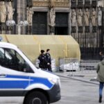 Terroralarm zum Jahreswechsel: Polizeifahrzeuge rund um den Kölner Dom. Foto IMAGO / Panama Pictures
