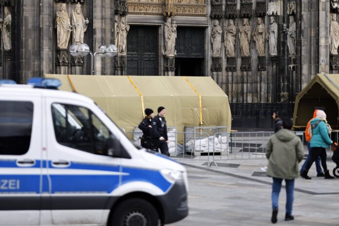 Terroralarm zum Jahreswechsel: Polizeifahrzeuge rund um den Kölner Dom. Foto IMAGO / Panama Pictures