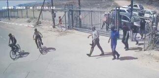Ein Hamas-Terrorist und palästinensische zivile Mittäter dringen am 7. Oktober 2023 in den Kibbuz Be'eri ein, um Juden zu ermorden, zu vergewaltigen und zu foltern. Foto Sicherheitskamera des Kibbutz Be'eri / zVg
