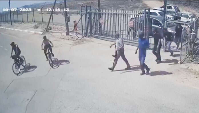 Ein Hamas-Terrorist und palästinensische zivile Mittäter dringen am 7. Oktober 2023 in den Kibbuz Be'eri ein, um Juden zu ermorden, zu vergewaltigen und zu foltern. Foto Sicherheitskamera des Kibbutz Be'eri / zVg