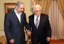 Der Leiter der Palästinensischen Autonomiebehörde Mahmoud Abbas mit dem Hamas-Führer Khaled Mashaal in Kairo. Foto IMAGO / Xinhua