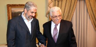 Der Leiter der Palästinensischen Autonomiebehörde Mahmoud Abbas mit dem Hamas-Führer Khaled Mashaal in Kairo. Foto IMAGO / Xinhua