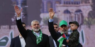Hamas-Führer Ismail Haniya und der Führer der Hamas im Gazastreifen, Yahya Sinwar, zeigen sich bei einer Kundgebung anlässlich des 30. Jahrestages der Gründung der islamistischen Terrororganisation in Gaza-Stadt am 14. Dezember 2017. Foto IMAGO / ZUMA Wire