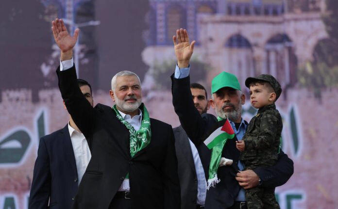 Hamas-Führer Ismail Haniya und der Führer der Hamas im Gazastreifen, Yahya Sinwar, zeigen sich bei einer Kundgebung anlässlich des 30. Jahrestages der Gründung der islamistischen Terrororganisation in Gaza-Stadt am 14. Dezember 2017. Foto IMAGO / ZUMA Wire