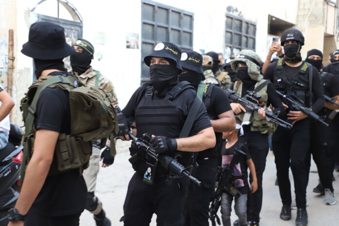 Bewaffnete Palästinenser in Jenin. Foto IMAGO / APAimages