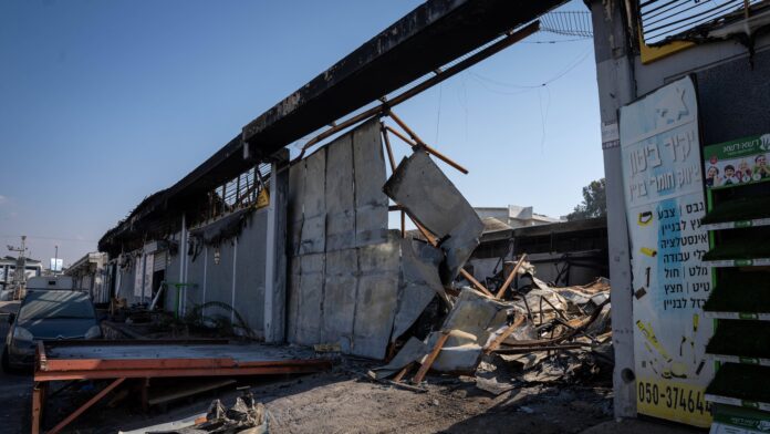 Der Markt für Industrieanlagen in der Stadt Sderot wurde am 11. Oktober durch Raketen der Hamas in Brand gesetzt. Foto IMAGO / ZUMA Wire