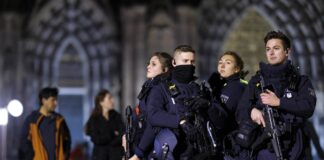 Polizisten rund um den Kölner Dom am 3. Januar 2024. Foto IMAGO / Panama Pictures