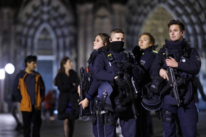 Polizisten rund um den Kölner Dom am 3. Januar 2024. Foto IMAGO / Panama Pictures