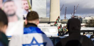 Solidaritätskundgebung für Israel am 27.01.2024 in Berlin mit Gegenkundgebung auf der anderen Strassenseite. Foto IMAGO / Carsten Thesing