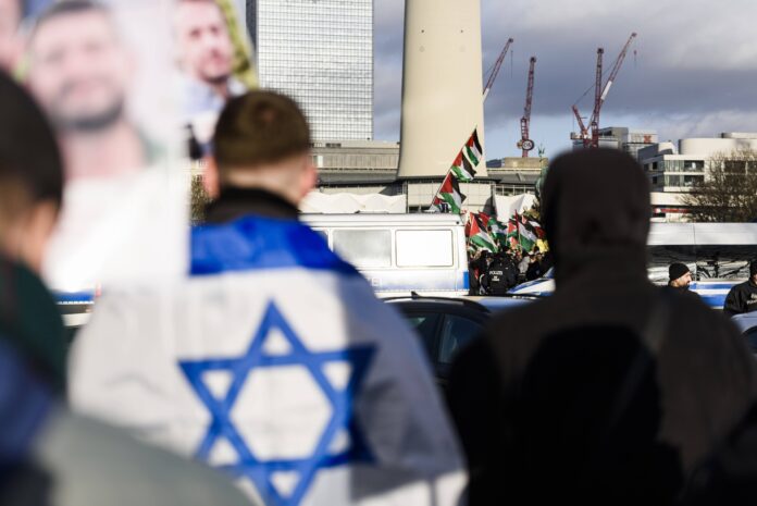 Solidaritätskundgebung für Israel am 27.01.2024 in Berlin mit Gegenkundgebung auf der anderen Strassenseite. Foto IMAGO / Carsten Thesing