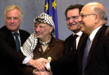 Der Vorsitzende der Palästinensischen Autonomiebehörde, Jassir Arafat (2. v. l.), am Donnerstag, den 31. Mai 2001, in Brüssel mit EU-Kommissar für Aussenbeziehungen, Chris Patten (l.), dem Präsidenten der Europäischen Kommission, Romani Prodi (2. v. r.), und dem "palästinensischen Minister" für Planung und internationale Zusammenarbeit, Nabeel Shaath (r.). Foto IMAGO / Belga