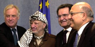 Der Vorsitzende der Palästinensischen Autonomiebehörde, Jassir Arafat (2. v. l.), am Donnerstag, den 31. Mai 2001, in Brüssel mit EU-Kommissar für Aussenbeziehungen, Chris Patten (l.), dem Präsidenten der Europäischen Kommission, Romani Prodi (2. v. r.), und dem "palästinensischen Minister" für Planung und internationale Zusammenarbeit, Nabeel Shaath (r.). Foto IMAGO / Belga