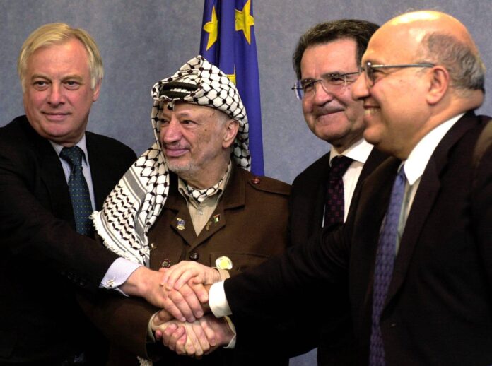 Der Vorsitzende der Palästinensischen Autonomiebehörde, Jassir Arafat (2. v. l.), am Donnerstag, den 31. Mai 2001, in Brüssel mit EU-Kommissar für Aussenbeziehungen, Chris Patten (l.), dem Präsidenten der Europäischen Kommission, Romani Prodi (2. v. r.), und dem 