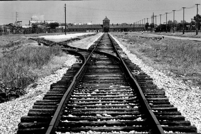 Die Gleise (Rampe) im ehemaligen Vernichtungslager Auschwittz-Birkenau. Der überwiegende Teil der hier ankommenden Menschen wurden von den Nazis selektiert und unmittelbar darauf in den Gaskammern ermordet. Foto IMAGO / Passage