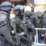Polizisten mit Sturmgewehren stehen am 24. Dezember 2024 vor dem Eingang des Stephansdoms in der Wiener Innenstadt. Foto IMAGO / Alex Halada