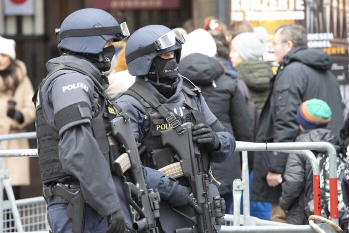 Polizisten mit Sturmgewehren stehen am 24. Dezember 2024 vor dem Eingang des Stephansdoms in der Wiener Innenstadt. Foto IMAGO / Alex Halada