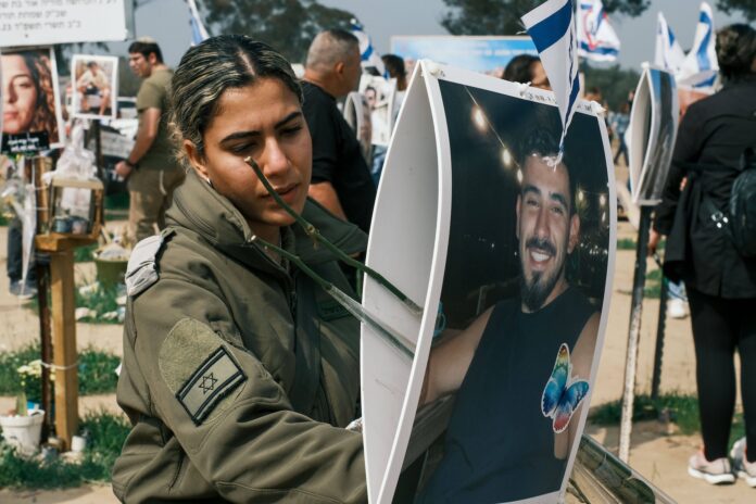 IDF-Soldaten schliessen sich trauernden Familien an, um den Opfern des Massakers am 7. Oktober 2023 in der Nähe des Kibbutz Reim zu gedenken, 25. Februar 2024. Foto IMAGO / ZUMA Wire