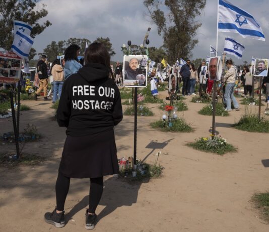 Gedenkstätte Reim, Israel, am 27. Februar 2024. Die Gedenkstätte zeigt Fotos, Blumen und persönliche Gegenstände von Israelis, die am 7. Oktober 2023 von Hamas-Terroristen ermordet wurden. Foto IMAGO / UPI Photo