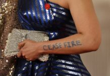 Shruti Ganguly mit dem Wort "Waffenstillstand" auf ihrem Arm bei der 96. jährlichen Verleihung der Academy Awards in Los Angeles, Kalifornien, am Sonntag, 10. März 2024. Foto IMAGO / UPI Photo
