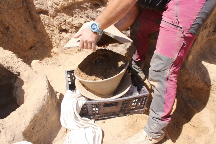 Öffnen der grossen Basaltschalen, die vor 6.000 Jahren in der Nähe von Beerscheva für ein zerbrochenes Elfenbeingefäss verwendet wurden. Foto Davida Dagan/IAA