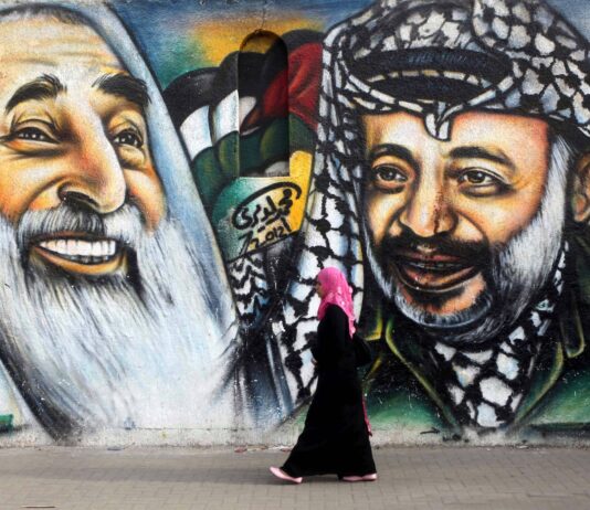 Scheich Ahmad Yasin, einer der führenden Gründer der Terrororganisation Hamas und Palästinenserführer Jassir Arafat auf einem Graffiti in Gaza. Foto IMAGO / ZUMA Wire