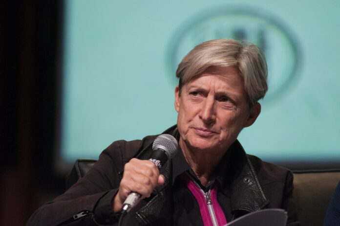Die Philosophin und Gender-Theoretikerin Judith Butler bei einem Vortrag in Buenos Aires. Foto IMAGO / Pond5 Images