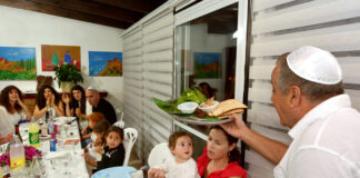 Eine jüdische Familie feiert den Pessach-Seder. Foto IMAGO / Newscom World